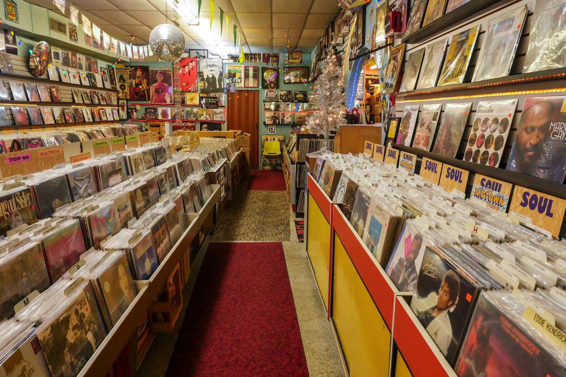 Interiér predajne Vinylové Platne Groove, regály s platňami, Hlavná 24, Trnava